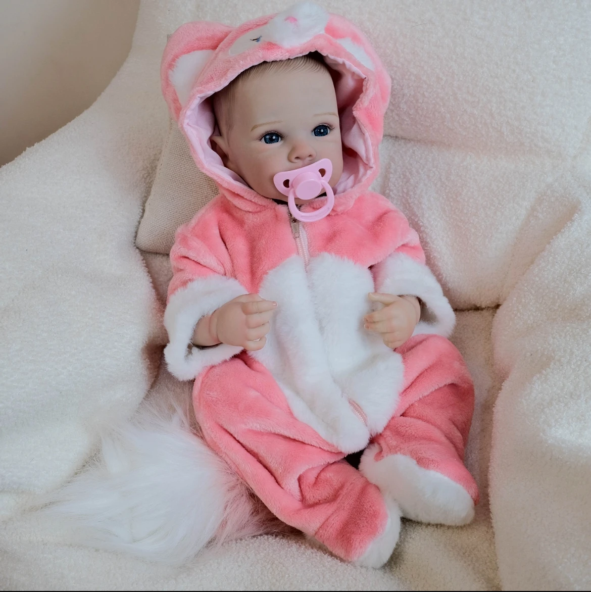 18'' Lalka Reborn Bettie w wygodnym różowym kombinezonie z lisim nadrukiem Najlepszy prezent urodzinowy dla dzieci Miękkie ciało Ręcznie malowane detale