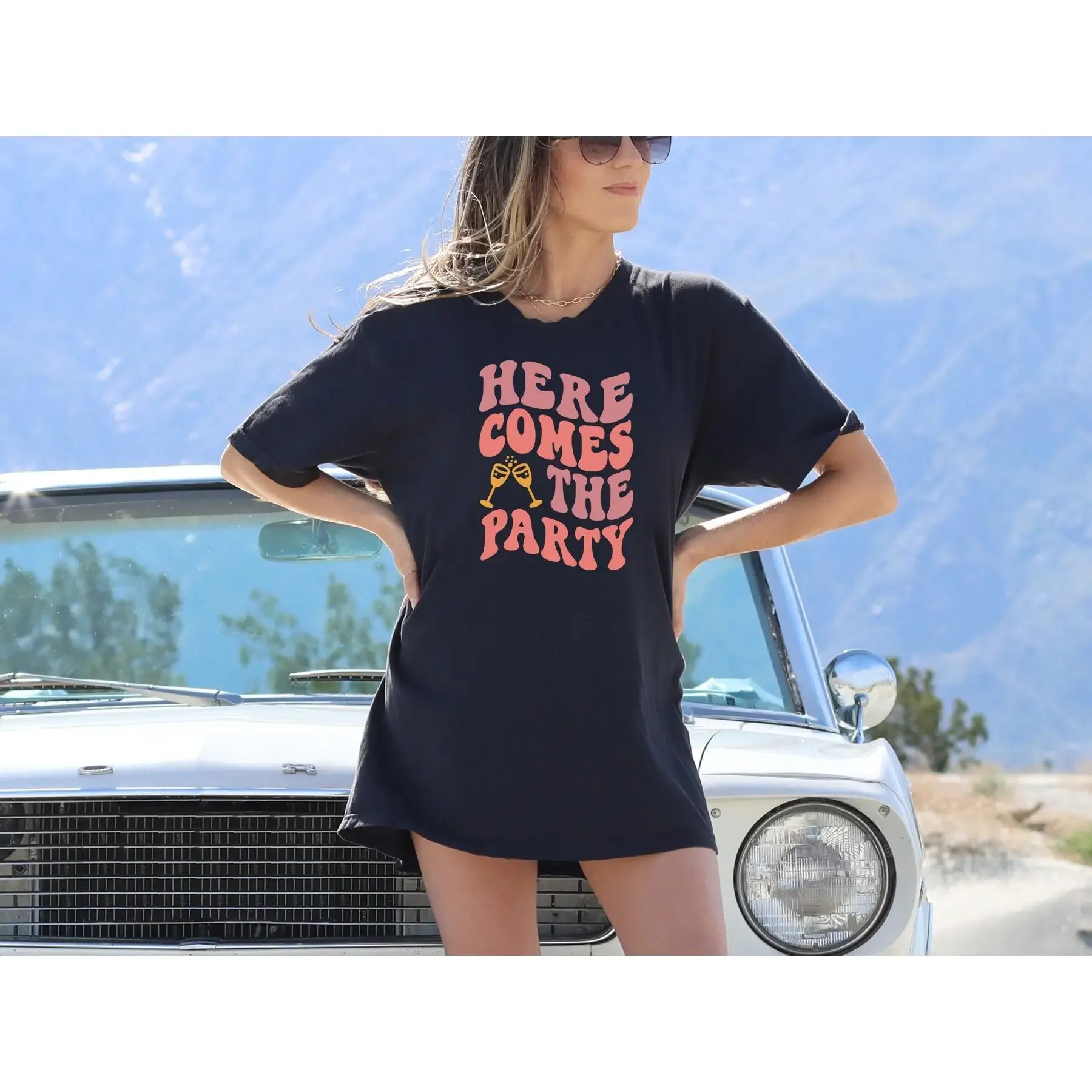 لون مريح هنا يأتي الحفلة تي شيرت الزفاف لطيف الزفاف العازبة وصيفة الشرف العصرية