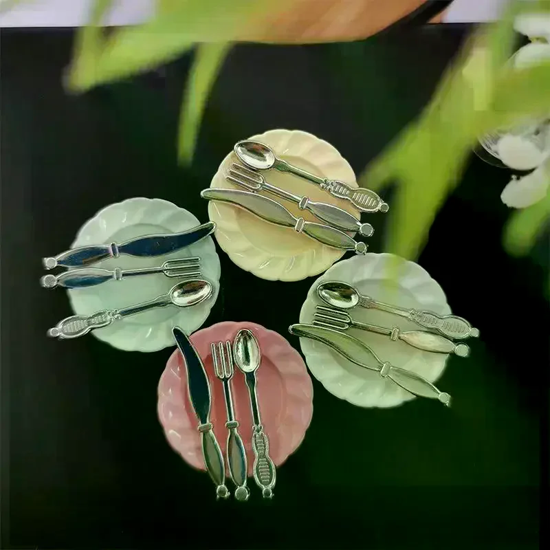 ชุดอุปกรณ์ครัวตุ๊กตา 1 ชุด มีมีด ส้อม ช้อน จาน ชุดเครื่องครัวจิ๋ว ของเล่นเด็ก อาหารจำลอง และแบบจำลองฉากการเล่น