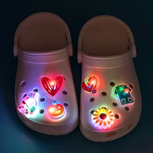 سحر الأحذية LED للزينة ، بومة لطيفة ، خنفساء ، أبقار ، قطة ، يونيكورن ، لوحة ألعاب ، سماعة طبية ، حذاء مضيء ، دبابيس قباقيب عباد الشمس ، 1 قطعة أعلى 10 مبيعات زخرفة سماعة الطبيب - No4
