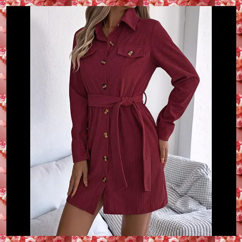 Damska sukienka koszulowa mini z kołnierzykiem w serek, zapinana na guziki, plisowana, z długim rękawem i paskiem.