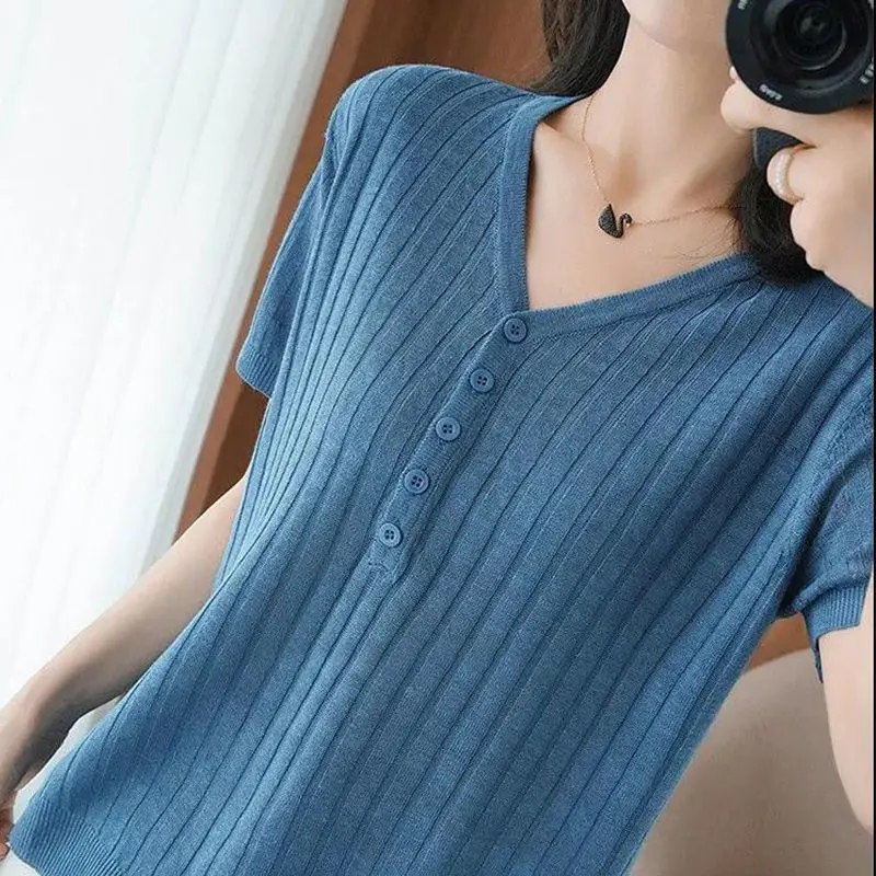 Camiseta de manga corta de seda de hielo con cuello en V para mujer, Tops de punto finos, versátiles y simples, botones a rayas sólidas, moda