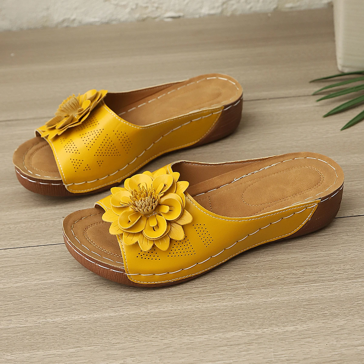 New Comfortable Women's Sandals Hollow out Breathable Flat Heel Slip-On Casual Shoes Soft Bottom Outdoor Wear PU Material