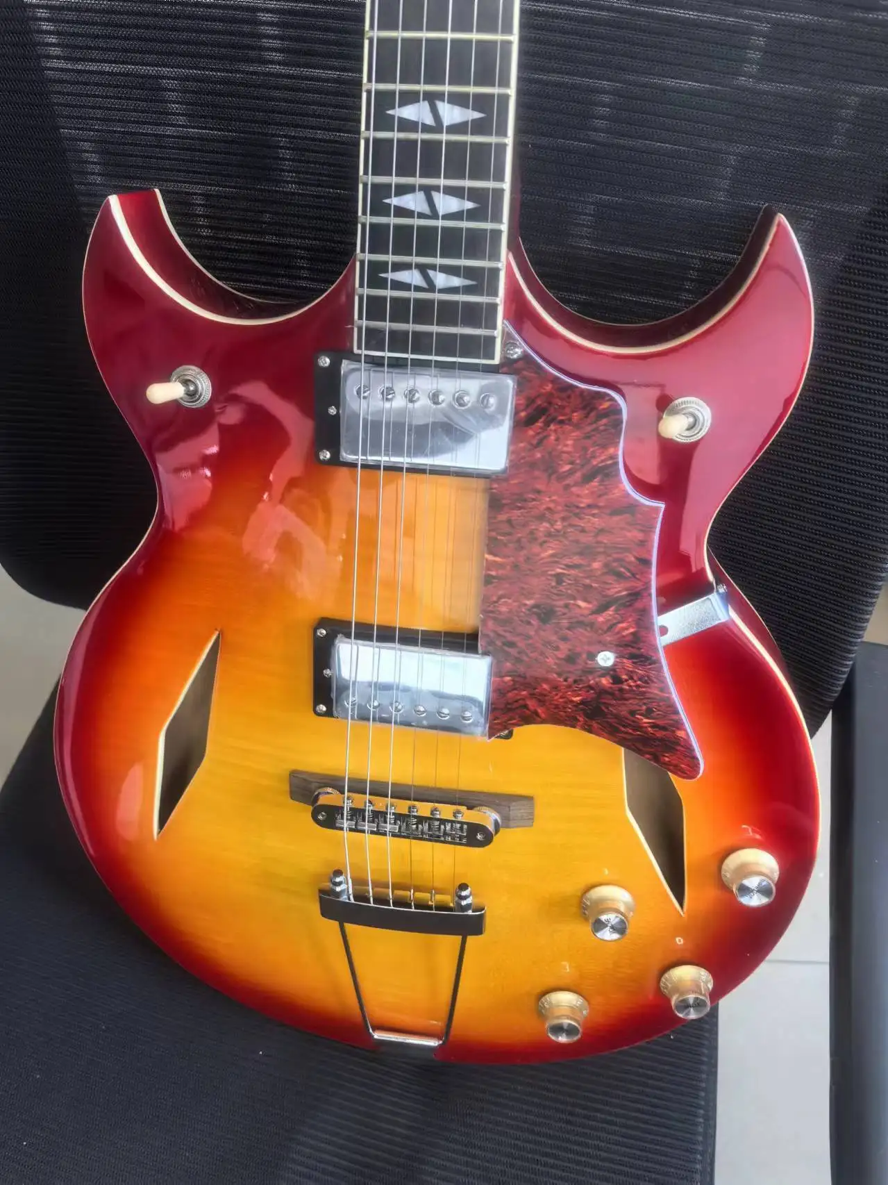 

Semi-hollow jazz electric guitar, mahogany fretboard, 6-string, In stock