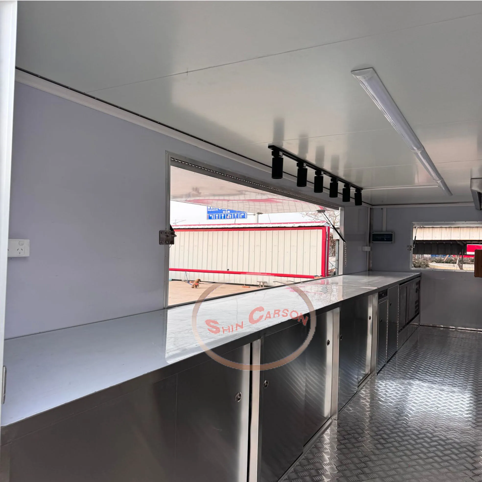 グレーの長方形ケータリングトレーラー、効率的な運営のための高性能モバイルフードトラック