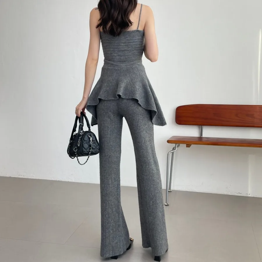 Setelan atasan rajutan Ele Korean Sle dengan detail lipit, menutupi perut, dan celana panjang untuk wanita.