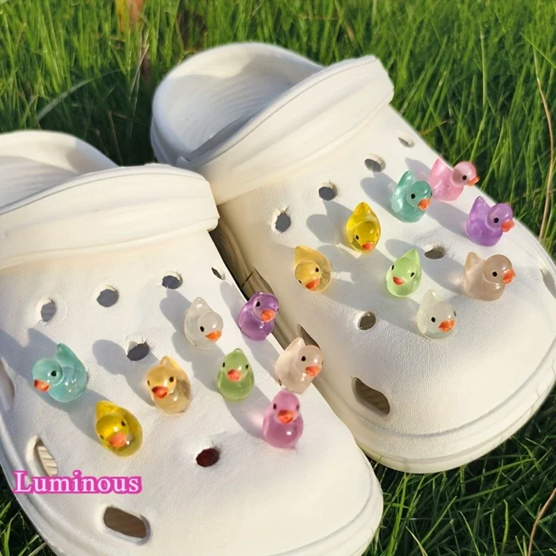 14/16 pçs luminoso 3d diy fivela destacável sapatos acessórios pato sapato encantos conjunto bonito natal patos decorações de sapato avançadas
