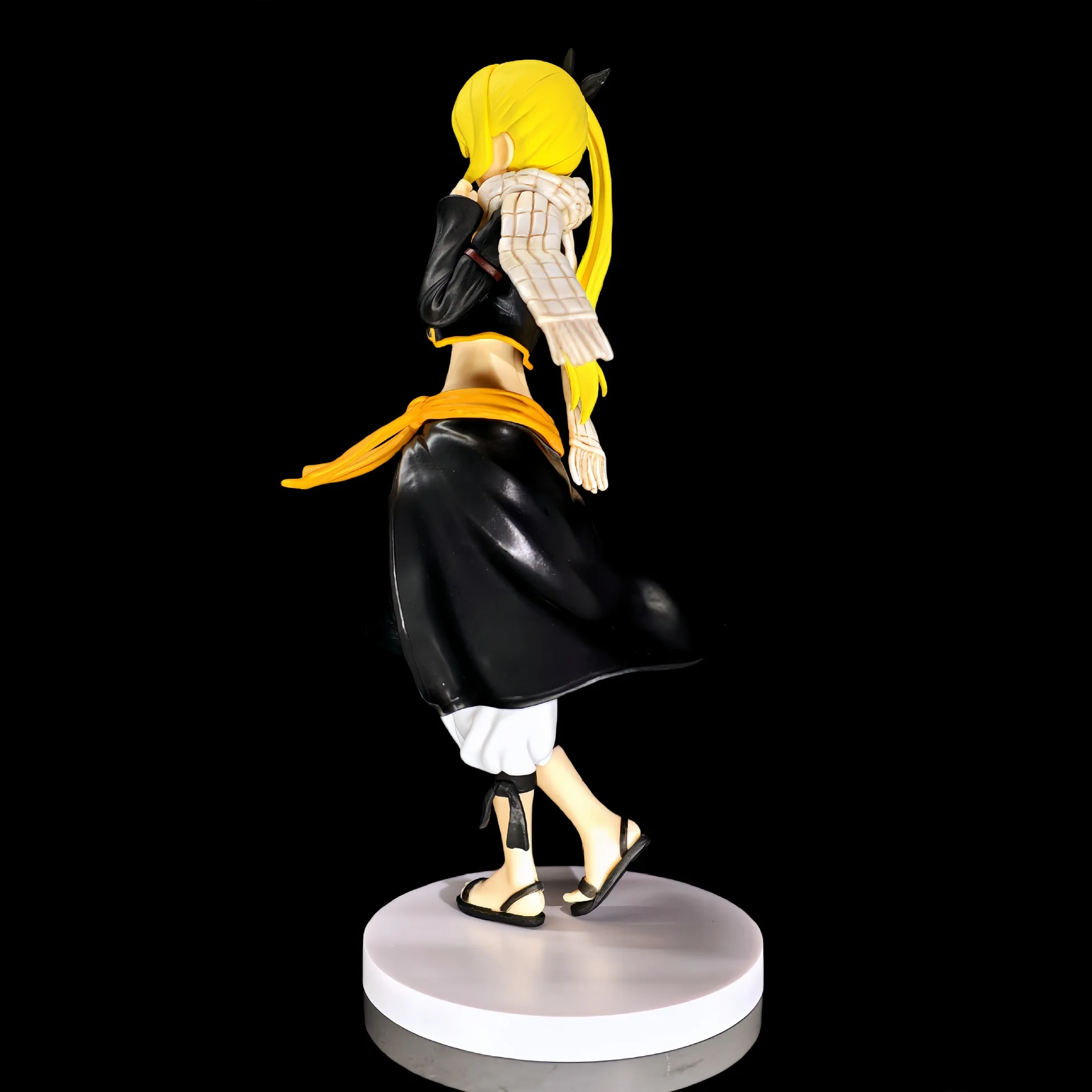 23CM FAIRY TAIL Lucy Heartfilia Herenkleding Staande Anime Handgemaakte Actiefiguren Desktop Case Decoratie Ornament Gift