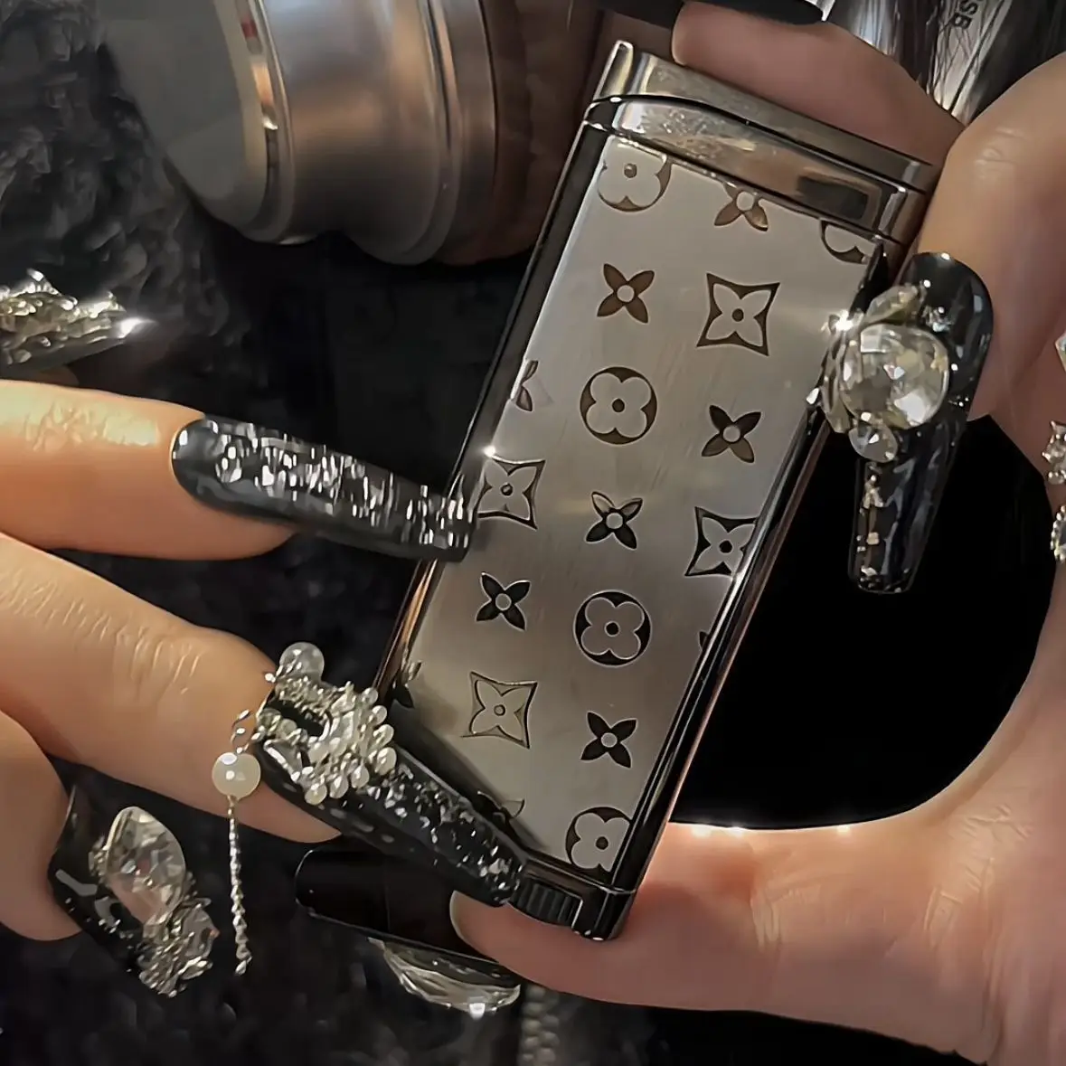 

Ultra Thin Windproof Men's and Women's High-value Household Lighters Mini High-end Creative Retro Cigarette Accessories Gifts