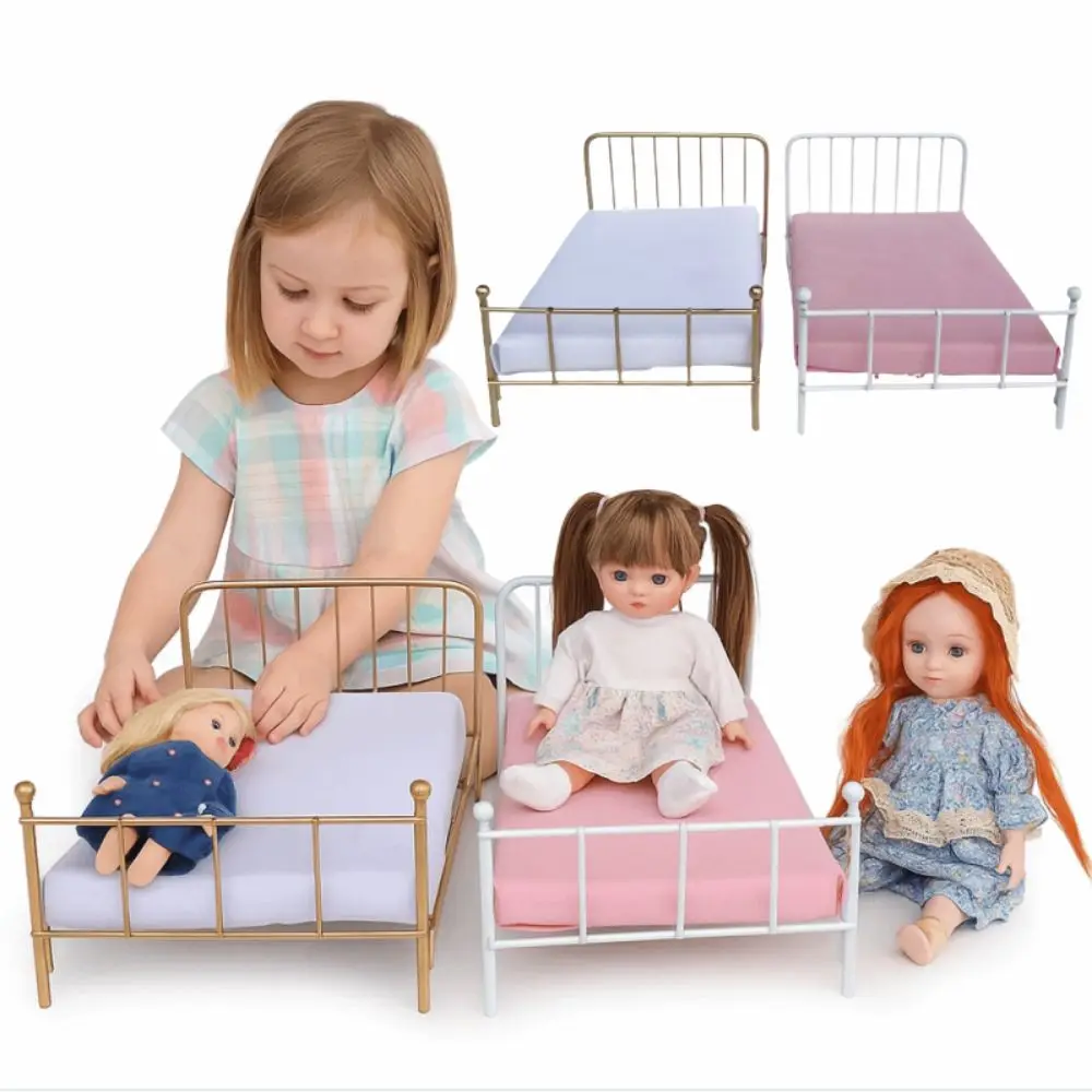 Letto per casa delle bambole in miniatura in scala 1:12 Struttura in ferro con materasso Letto per bambole Mobili Letto singolo Casa da gioco Mini letto Modello Giocattolo fai da te