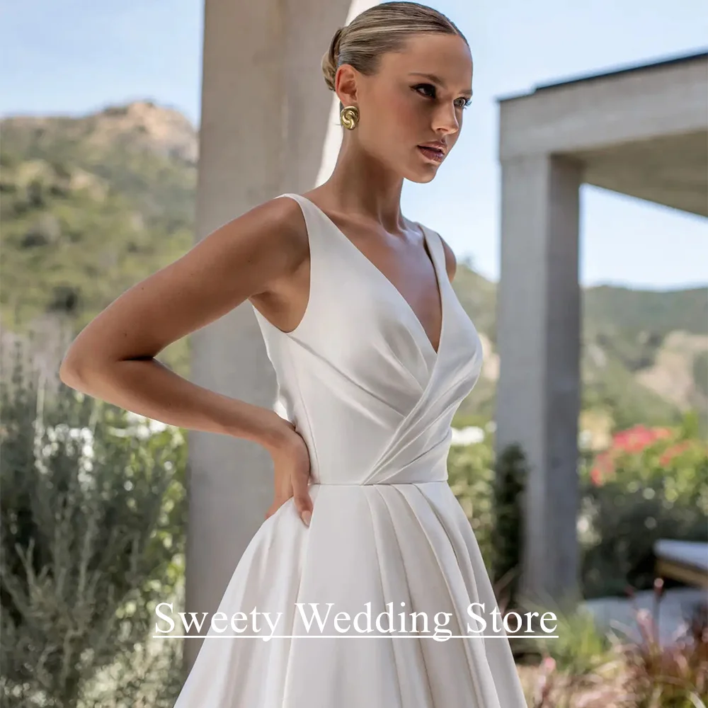 Abito da sposa semplice in raso personalizzato scollo a V senza maniche piega fessura posteriore bottoni con cerniera abito da sposa linea A Robe De Mariee