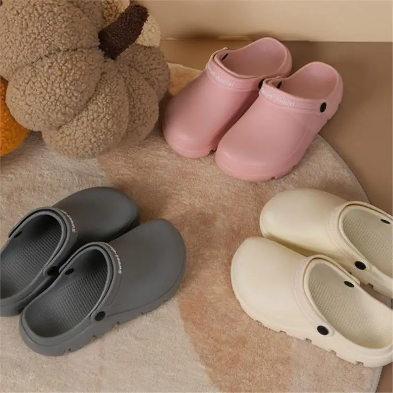 

Operating Room Slippers Unisex Casual Home Wear Slip-Resistant Full Cover Head No Hole Breathable Summer PVC Bottom Shoes