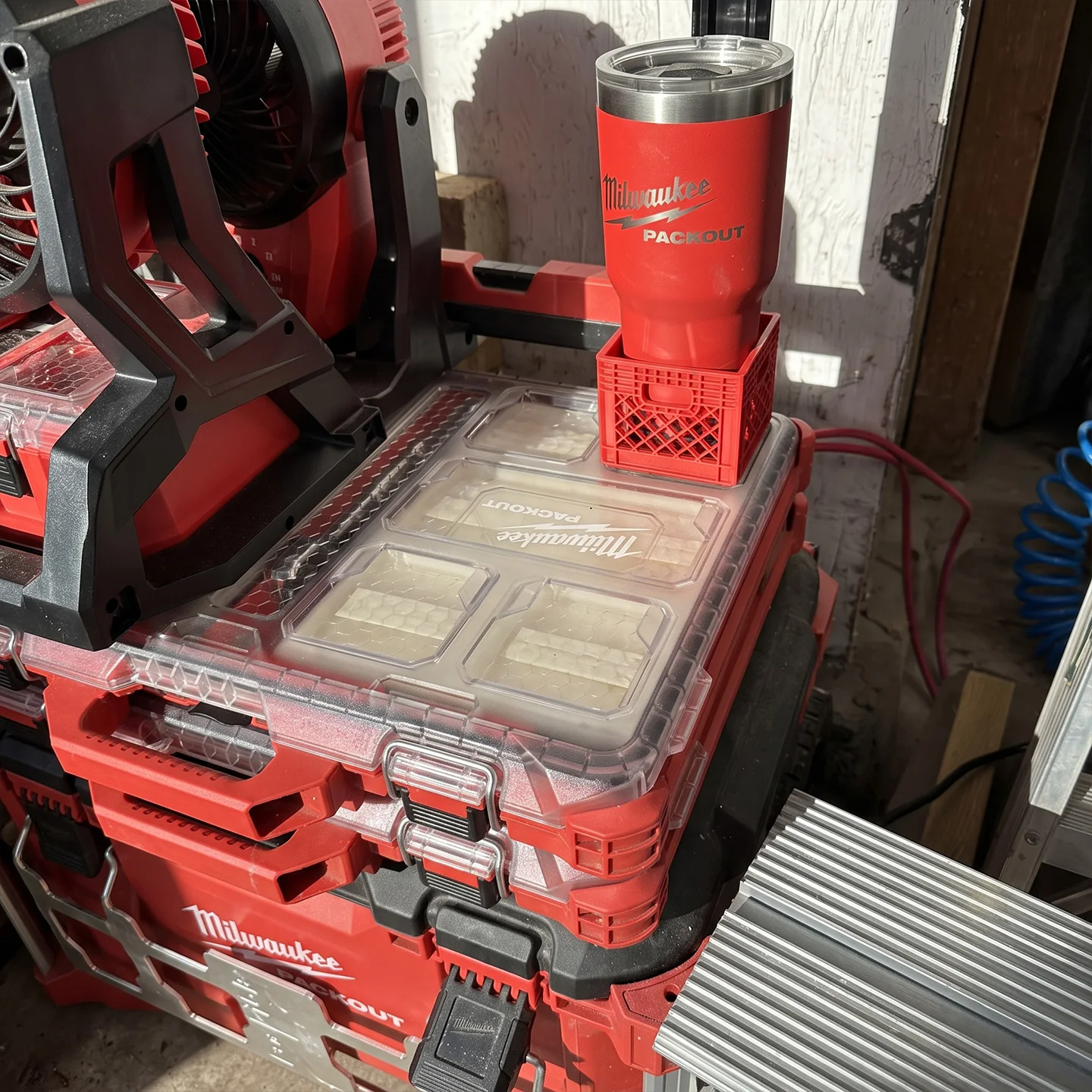 Zubehör: Vielseitige, abnehmbare Aufbewahrungsbox, die mit dem Milwaukee PACKOUT-System kompatibel ist. – Detail 8