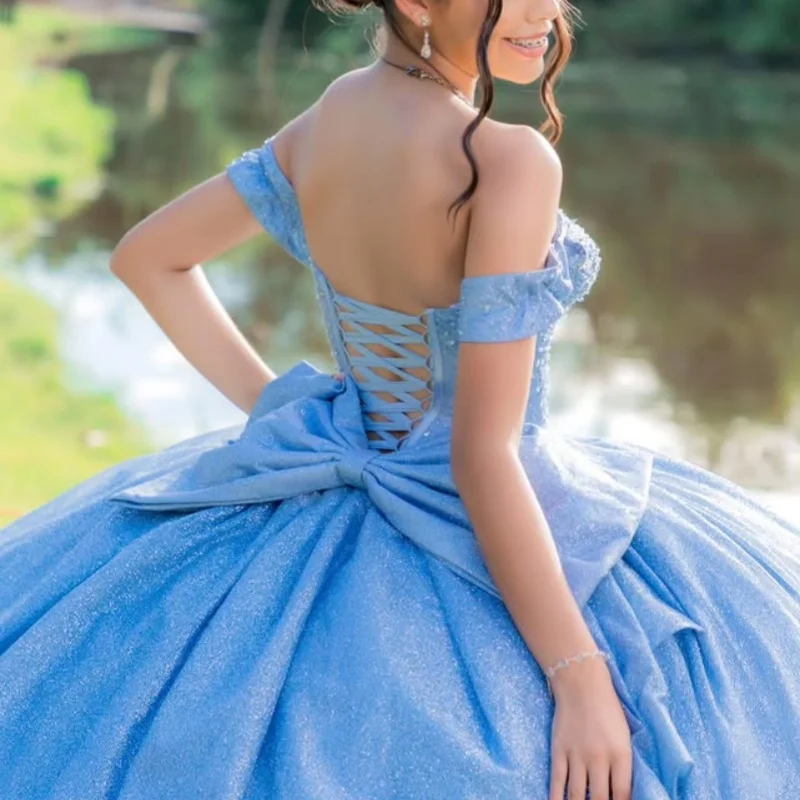 فستان Quinceanera باللون الأزرق السماوي اللامع مكشوف الأكتاف من الدانتيل اللامع بفيونكة طويلة وذيل طويل فيستدوس دي 15 Quinceanera تخصيص #3