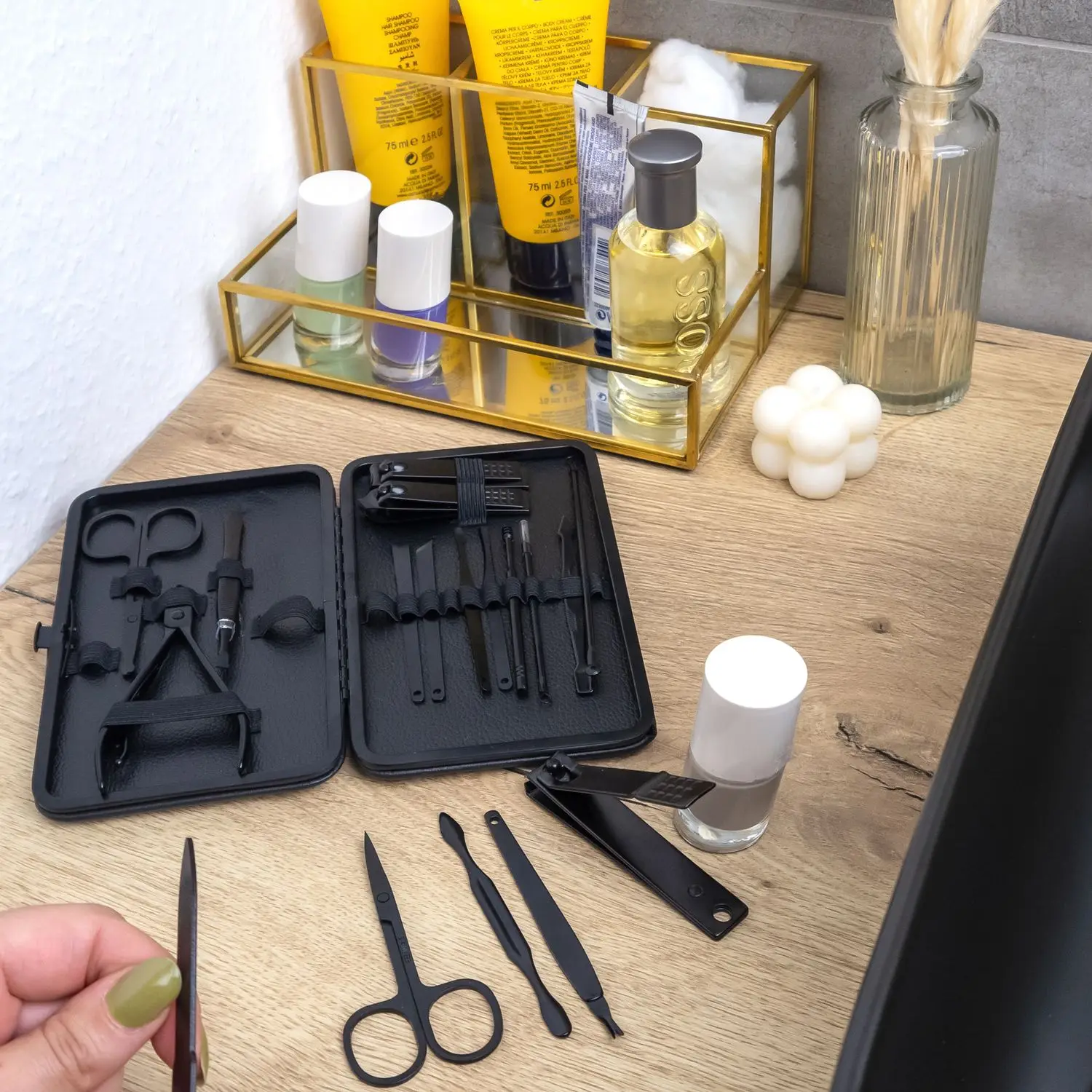 

18 шт., маникюрный набор из нержавеющей стали черного цвета с футляром для хранения, инструмент для ухода за ногтями, педикюрный инструмент, кусачки для ногтей, ножницы