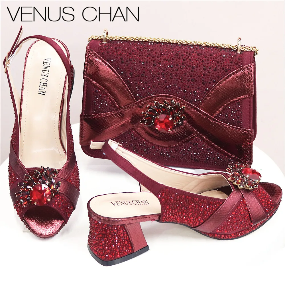 

Новейшие модные женские босоножки с острым носком винного цвета 2025 года и комплект сумочек в тон — идеально подходят для свадеб и вечеринок