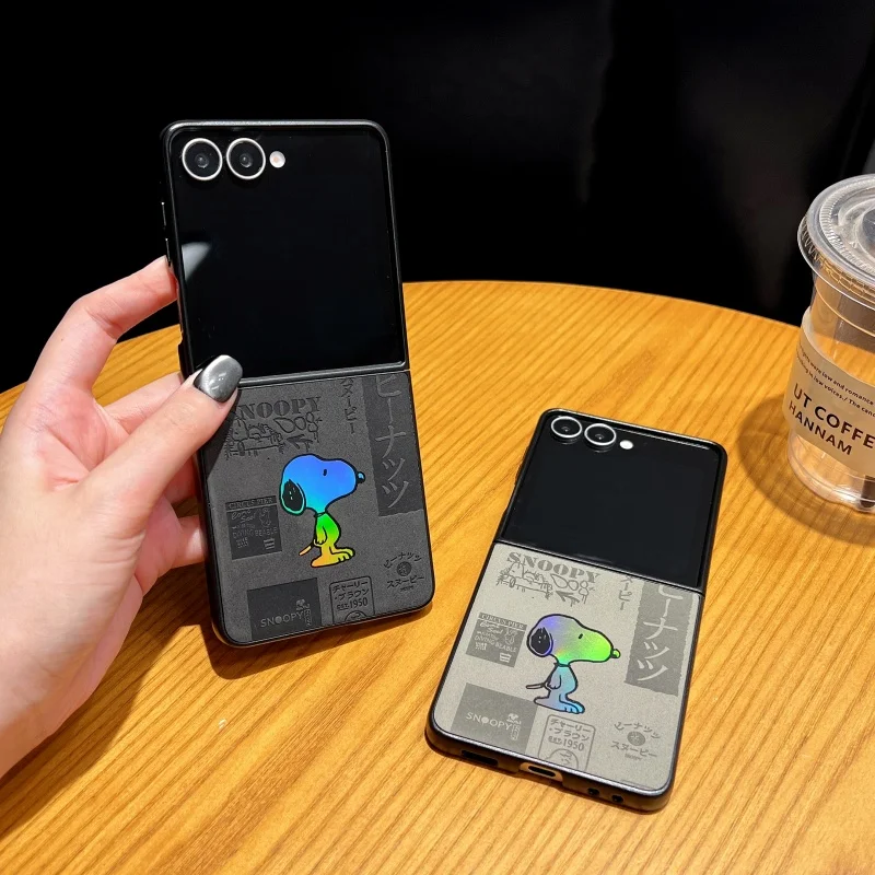 

Funny Cartoon Cute Snoopy embossing Laser Anti-fur Folding Phone case For Samsung ZFlip 3 4 5 6 ZFlip7 Snoopy Anti-Fall Cover