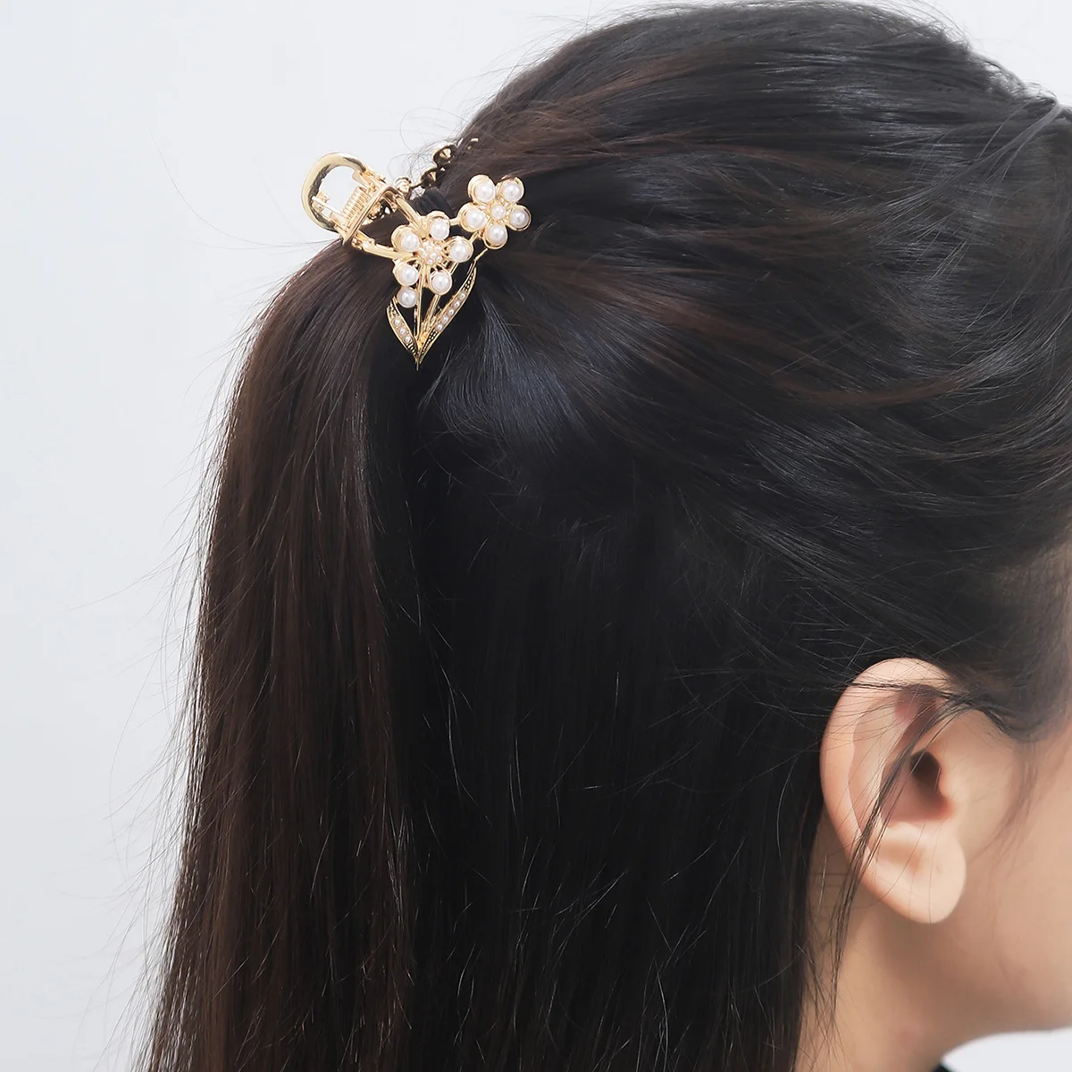 Halbgebundene Haarklammern, Hinterseite des Kopfes einer Frau, Perlenblumen-Klauenklammern, Haarschmuck, kleine Haarspangen und eine beliebte Sha