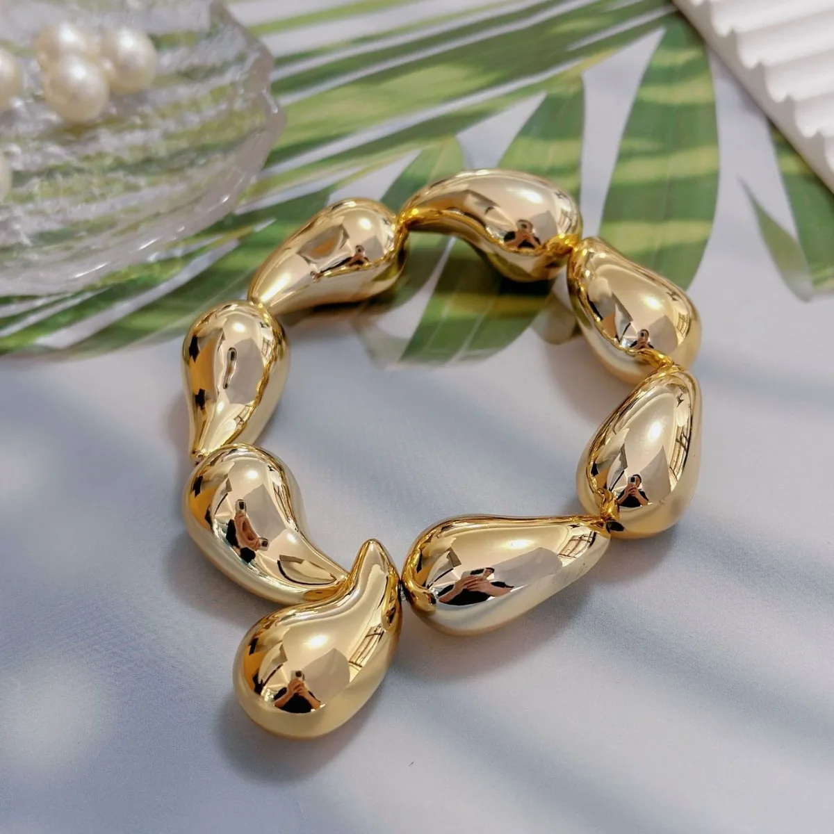 Fashion temperament elegant classic water drop shape senior design sense bracelet, suitable for women