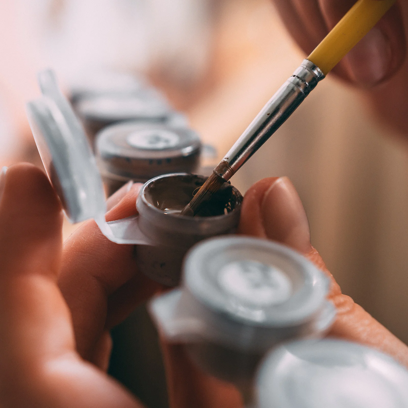 30 個の顔料ボックスクリアストレージコンテナ 3 ミリリットルペイントポットポッドストリップ顔料化粧品グリッターパウダービーズ用