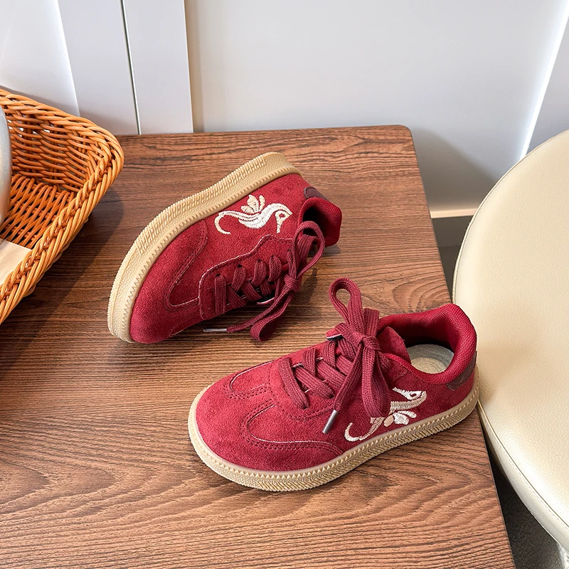 Zapatillas de deporte versátiles a la moda para niños y niñas, zapatos para caminar para niños pequeños de otoño, suela suave, cómodas zapatillas escolares clásicas para niños 2025