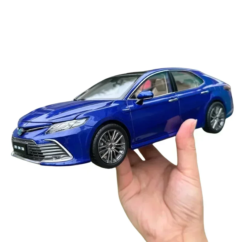 Scale model 1:18 2021 GAC Toyota new eight generation Camry car model decorated room decoration for children\'s birthday gifts.