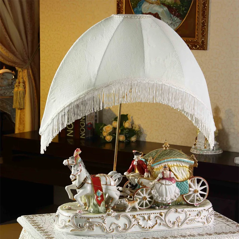 High-end European retro court luxury character ornament ceramic boutique horse-drawn carriage living room entrance TV cabinet de