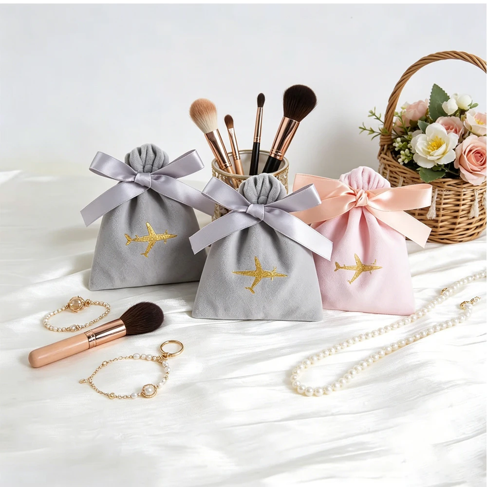 bolsa-de-joyeria-de-terciopelo-granate-de-lujo-personalizada-con-lazos-elegantes-de-cinta-plateada-y-dorada-empaque-exquisito
