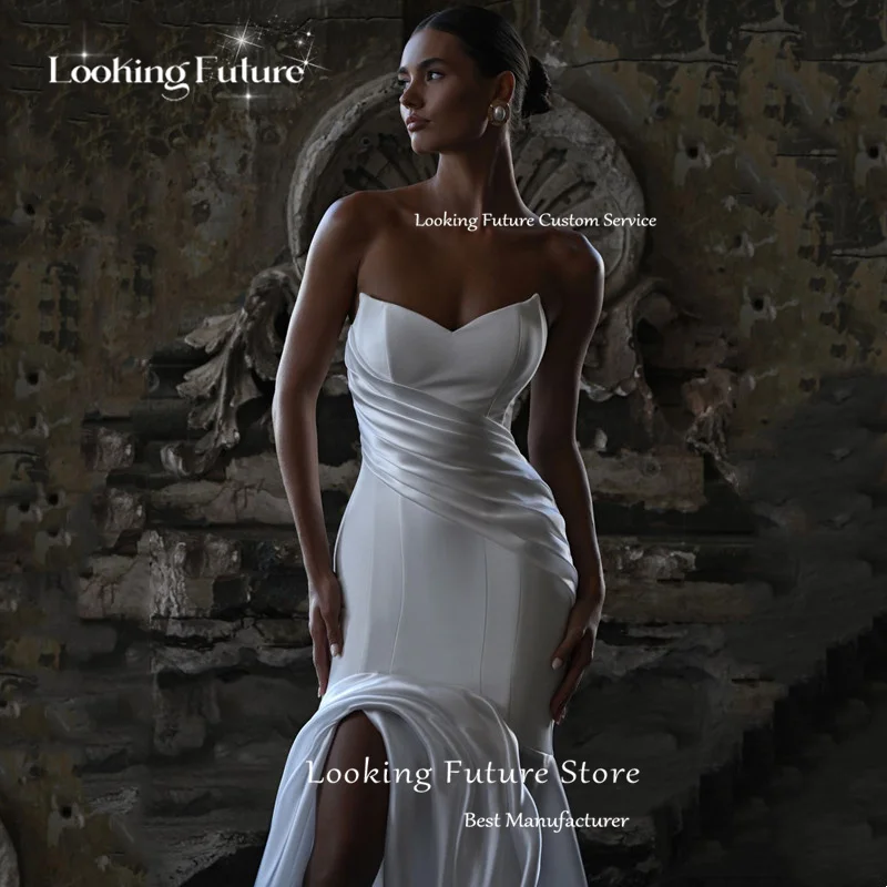 شاطئ حورية البحر الأبيض الساتان فساتين زفاف 2026 مثير عارية الذراعين حمالة الطية الجانب الشق بسيط بلا أكمام ذيل محكمة فستان زفاف