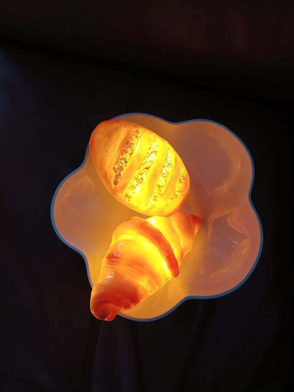 ZK20 LED veilleuses d'intérieur ornement en forme de pain à piles Simulation Croissant gâteau lampe pour salle de cuisson magasin de gâteaux