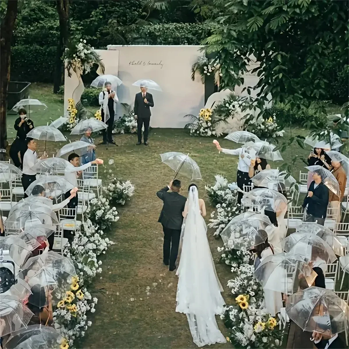 

Шикарный набор из 2/4/6 шт. 35-дюймовых прозрачных свадебных зонтов с белой ручкой! Идеально подходит для невест, вечеринок и модных фотографий