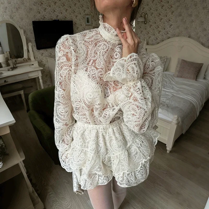 

Комплект из 2 предметов: кружевное платье и прозрачный топ с рюшами и мини-юбкой. Элегантный новый комплект для вечеринок и повседневной носки. Женская одежда.