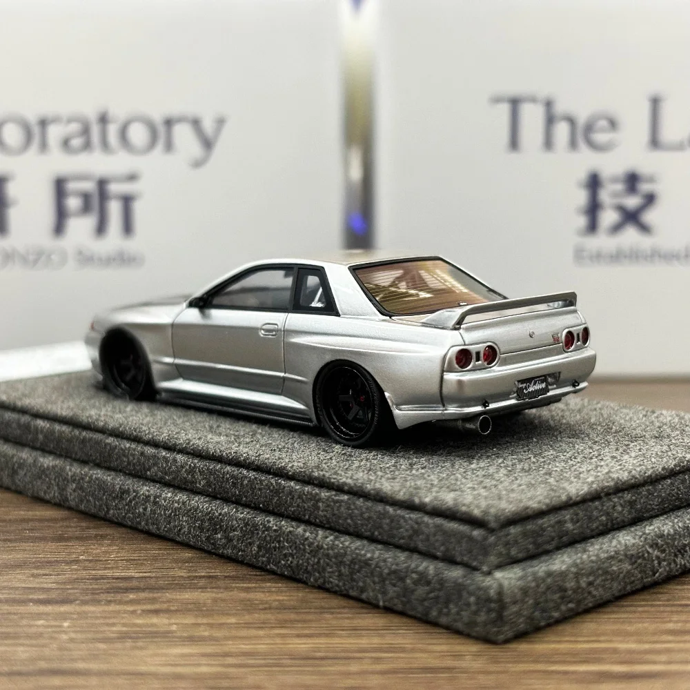 Le laboratoire 1:64 Garage actif à corps large R32 argent couverture en carbone résine modèle de voiture en 2025