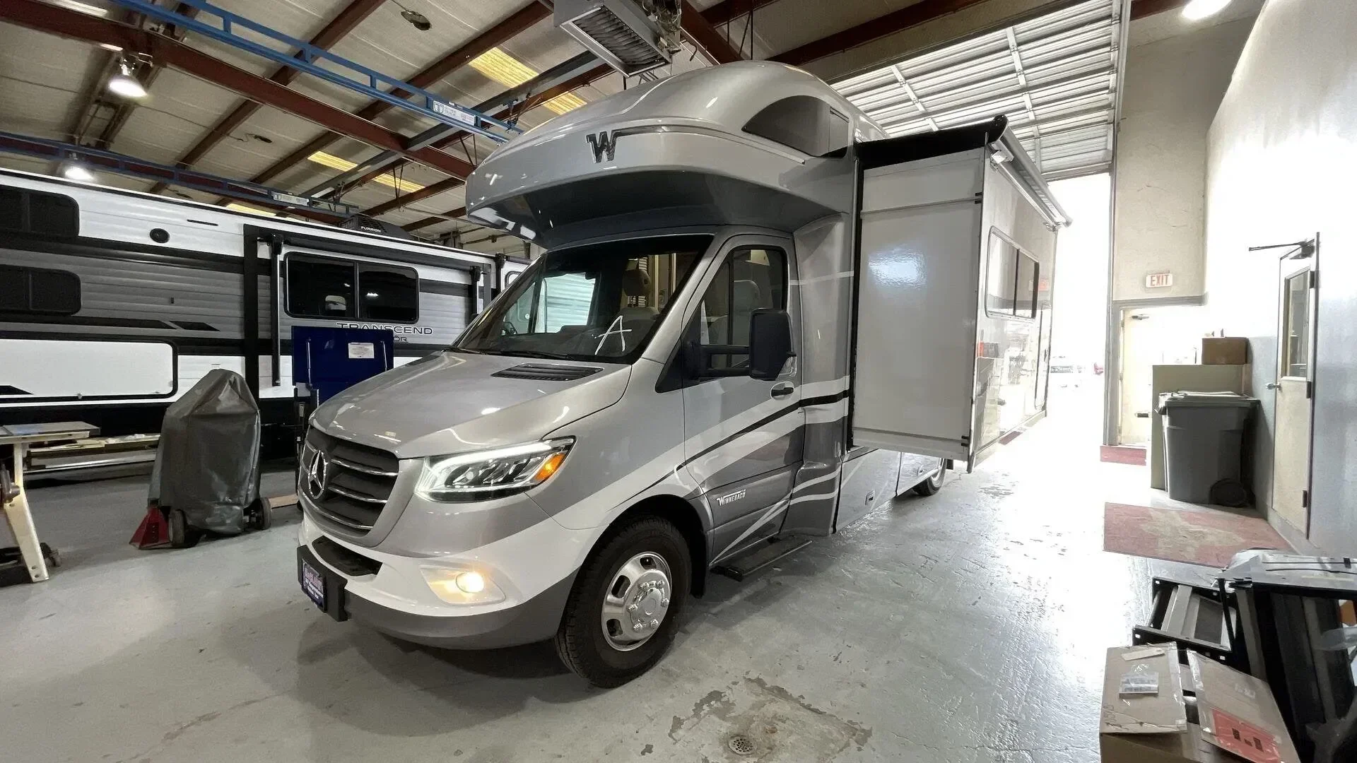 Vacation Camping VAN 2023 Winnebago Luxury MOTORHOME Used for Camping