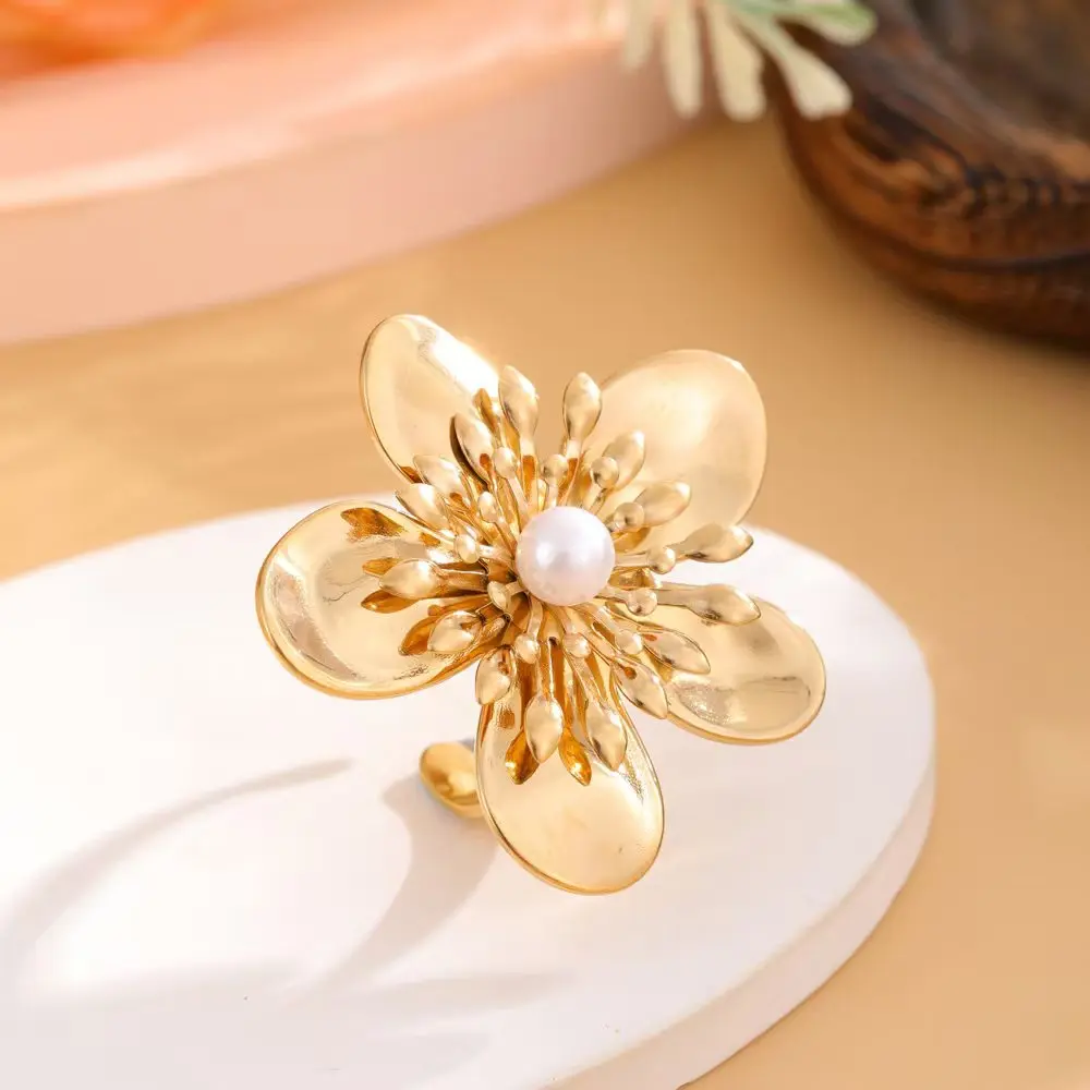 Anello aperto squisito con fiore di perle d'imitazione di lusso, accessori in acciaio inossidabile di alta qualità, gioielli per feste di moda da donna