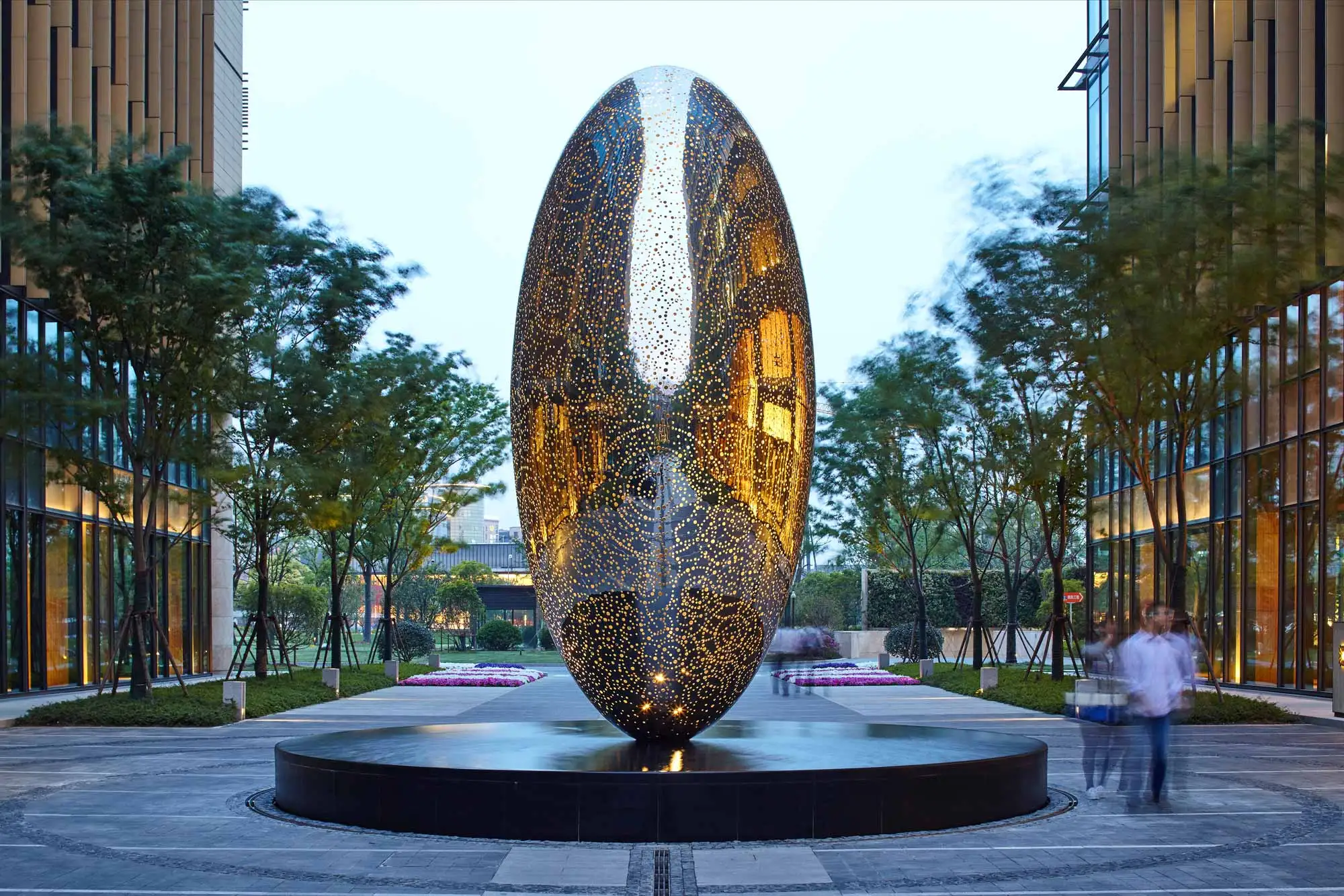 Decorazione esterna Hotel Grande arte astratta moderna Sfera ovale cava lucida Scultura in acciaio inossidabile Statua a LED in metallo