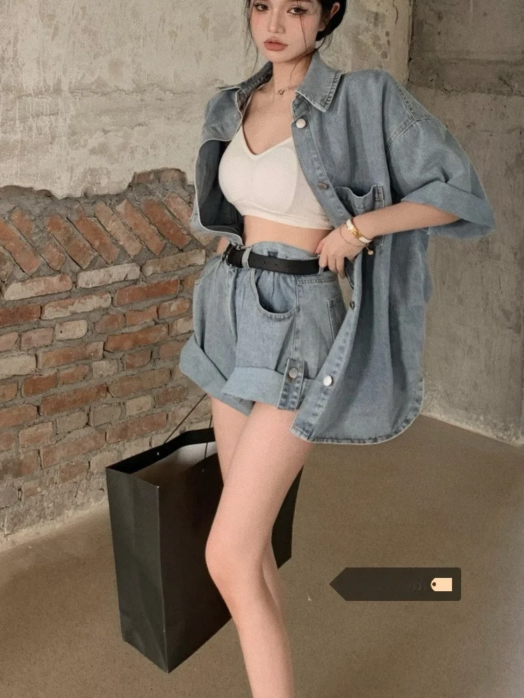 

Ретро-комплект в гонконгском стиле: джинсовая рубашка с коротким рукавом и широкие шорты для женщин, весна 2026, модный повседневный комплект из двух предметов