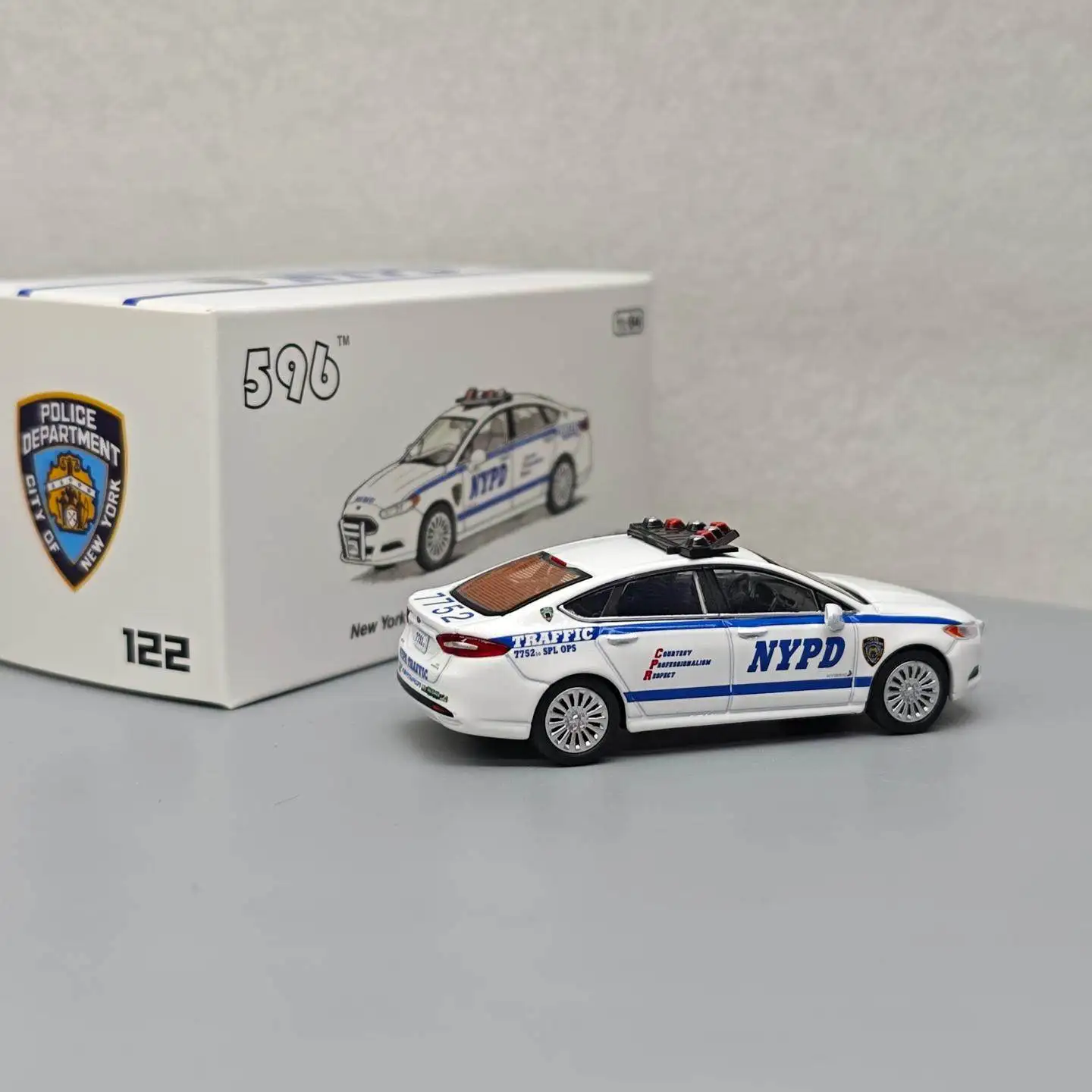 

596 1:64 Mondeo TLC Police NYPD Simulation Alloy Mini Car Model Hobby of Collecting Toys and Gifts Decoration