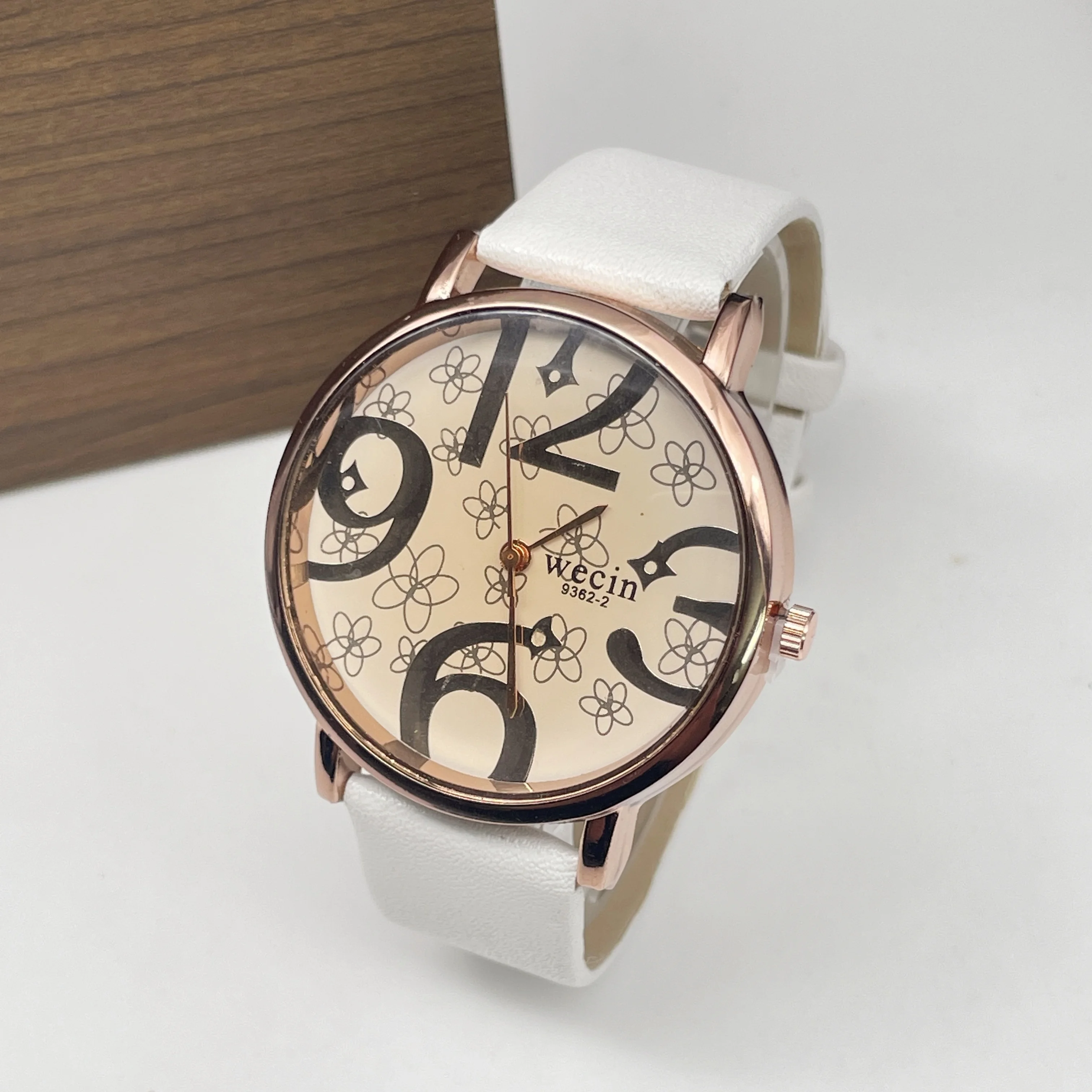 Fashion Lady Personality Leopard Print Watch with Creative Font Dial Gift Watch