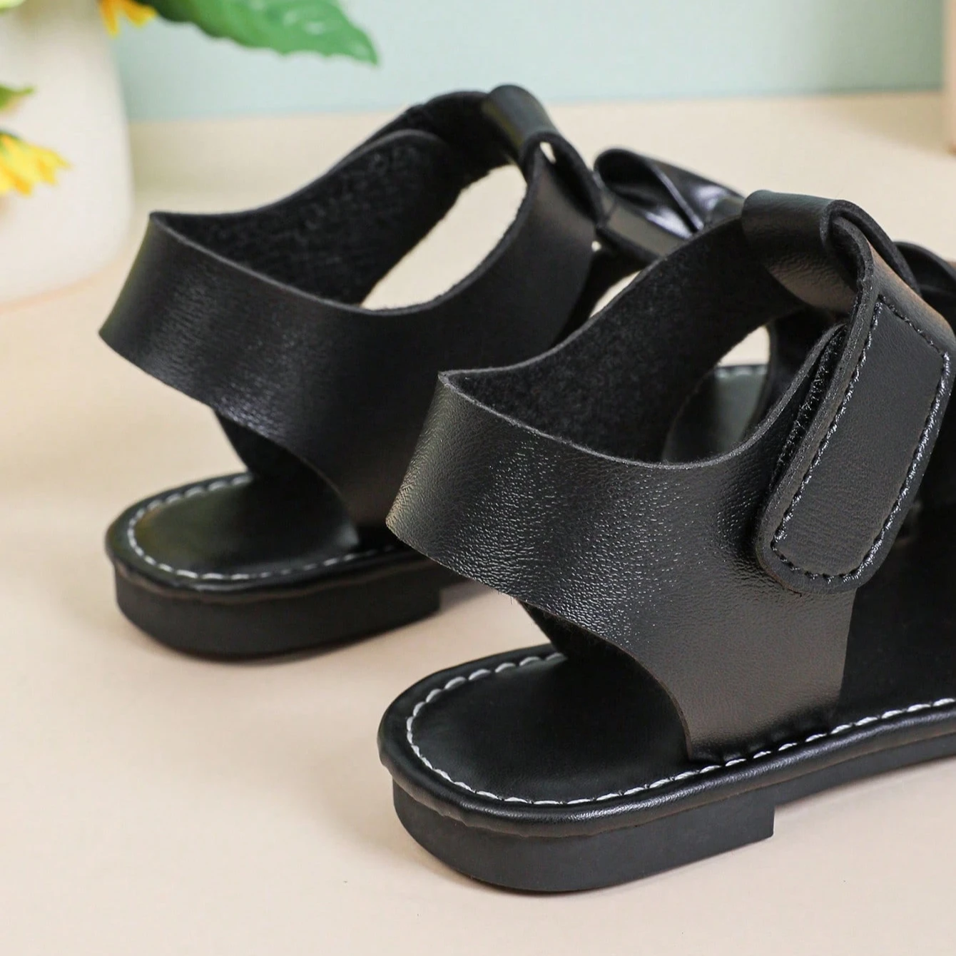 Mädchen-Sandalen aus weichem Leder mit süßer Schleife, Neu 2026, Sommer-Kleinkind-T-Riemen-Strandsandalen, rutschfest, schlicht, Prinzessinnen-Party-Sandalen für Mädchen – Detail 6
