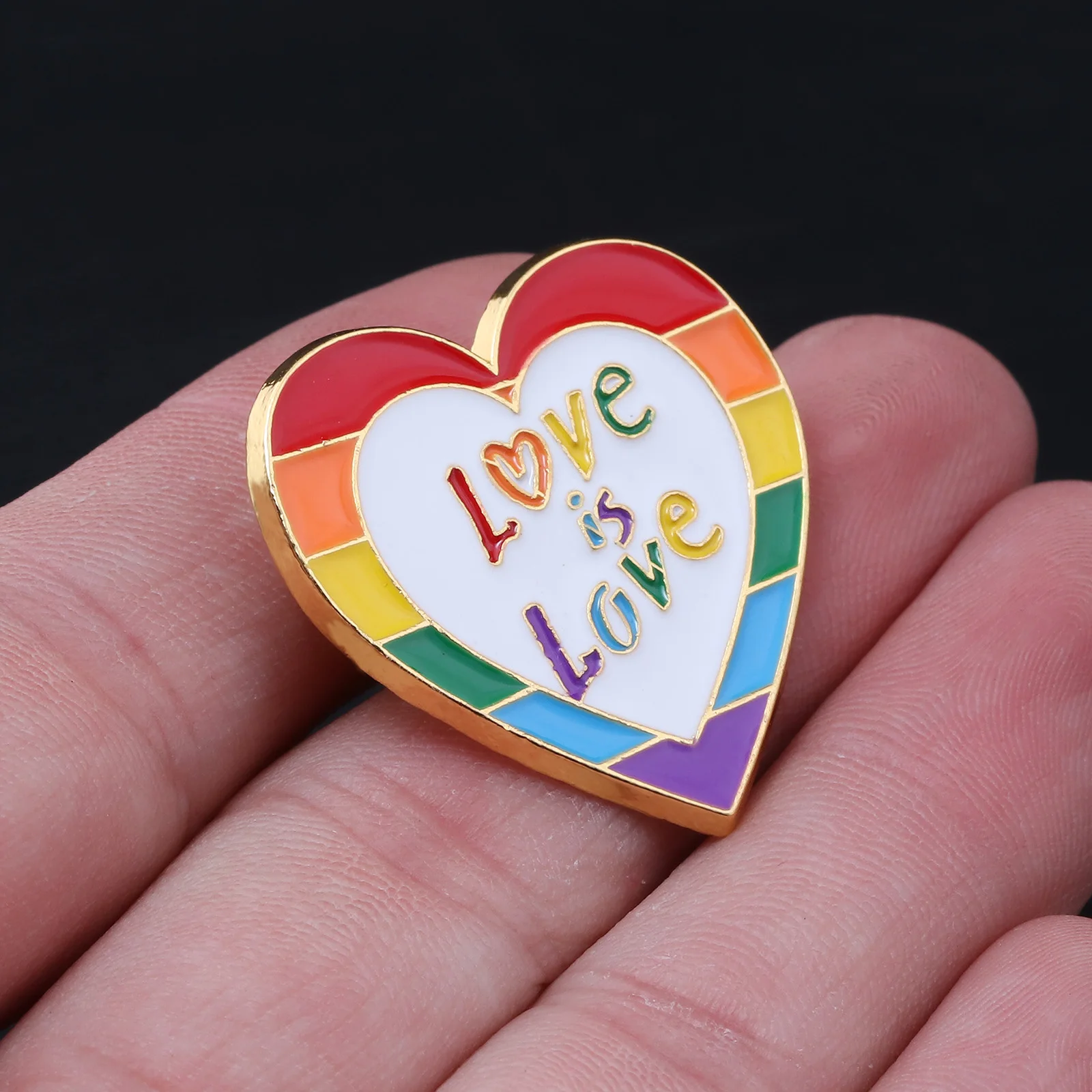 LGBT فخر قوس قزح القلب المينا دبابيس بروش الحب هو الحب شارة المثليين بروش الملابس حقيبة اكسسوارات مجوهرات هدايا
