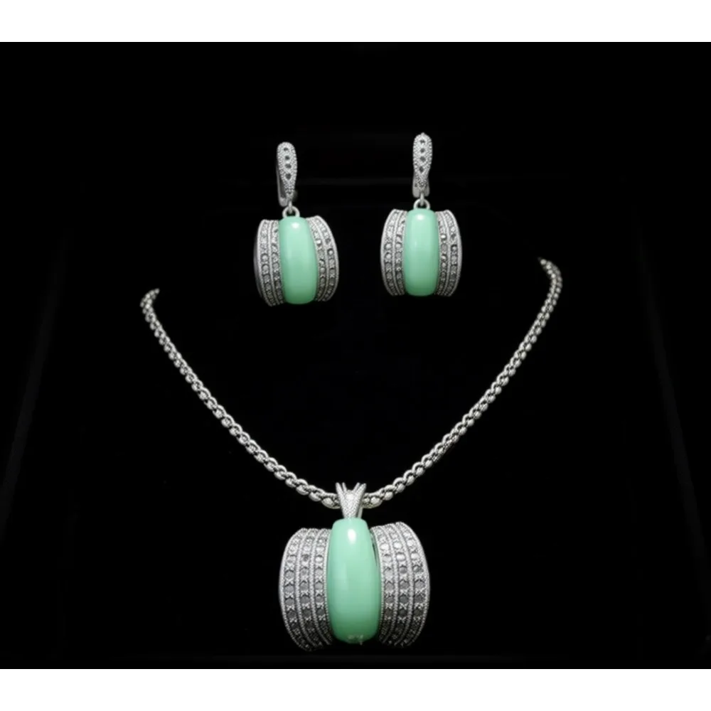 

Винтажный комплект украшений: ожерелье и серьги с зелеными и черными кристаллами, геометрический дизайн, подарок на праздник