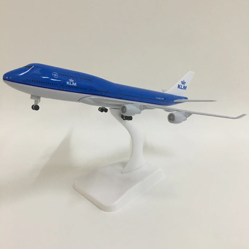 18CM 1:400 Scale Air KLM Airplane B777 Model with Base Landing Gear Alloy Aircraft Plane Display Toy Model Collection Souvenir