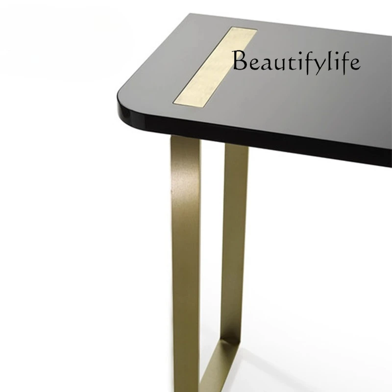 ทางเข้าบ้านสไตล์โมเดิร์นหรูหรา ทำจากสแตนเลส พร้อมพื้นทางเดินหินอ่อนสีแชมเปญโกลด์ เรียบง่าย