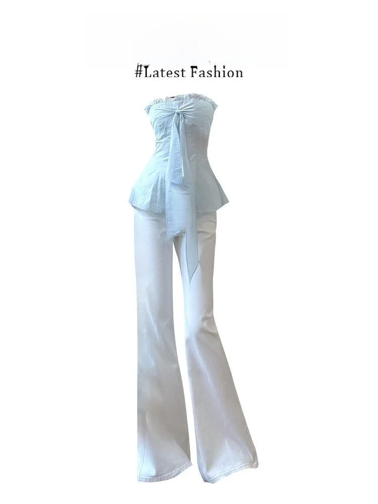 

Модный комплект из двух предметов: топ без бретелек с мятно-синим бантом и расклешенные джинсы для женщин. Летний образ в стиле Spicy Girl.