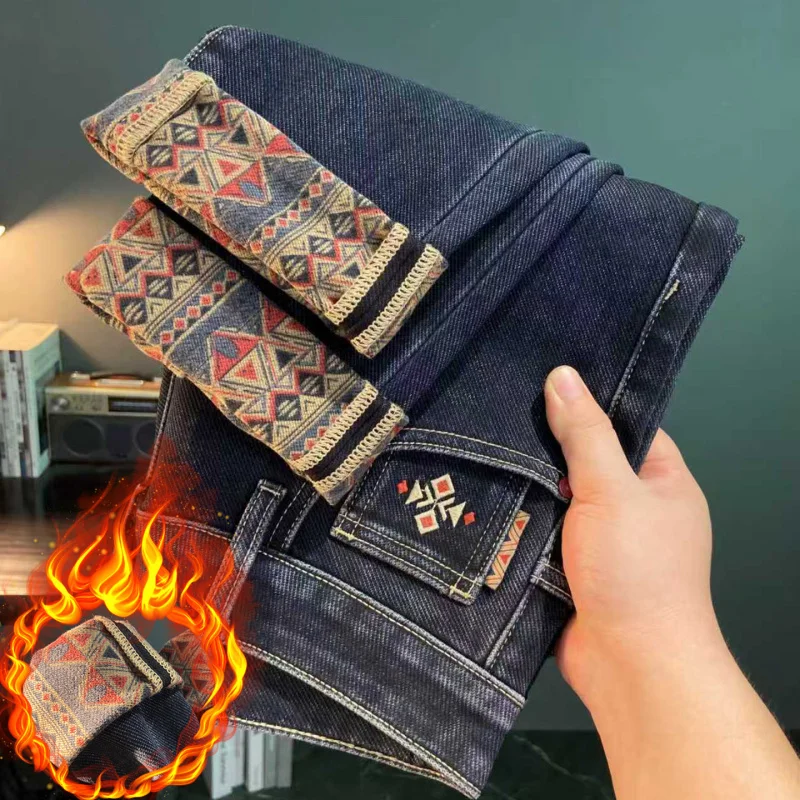 

Дизайн подола с принтом, флисовые джинсы, мужской теплый и приталенный крой, маленькие ноги, брюки с начесом, зимняя толстая мужская одежда.