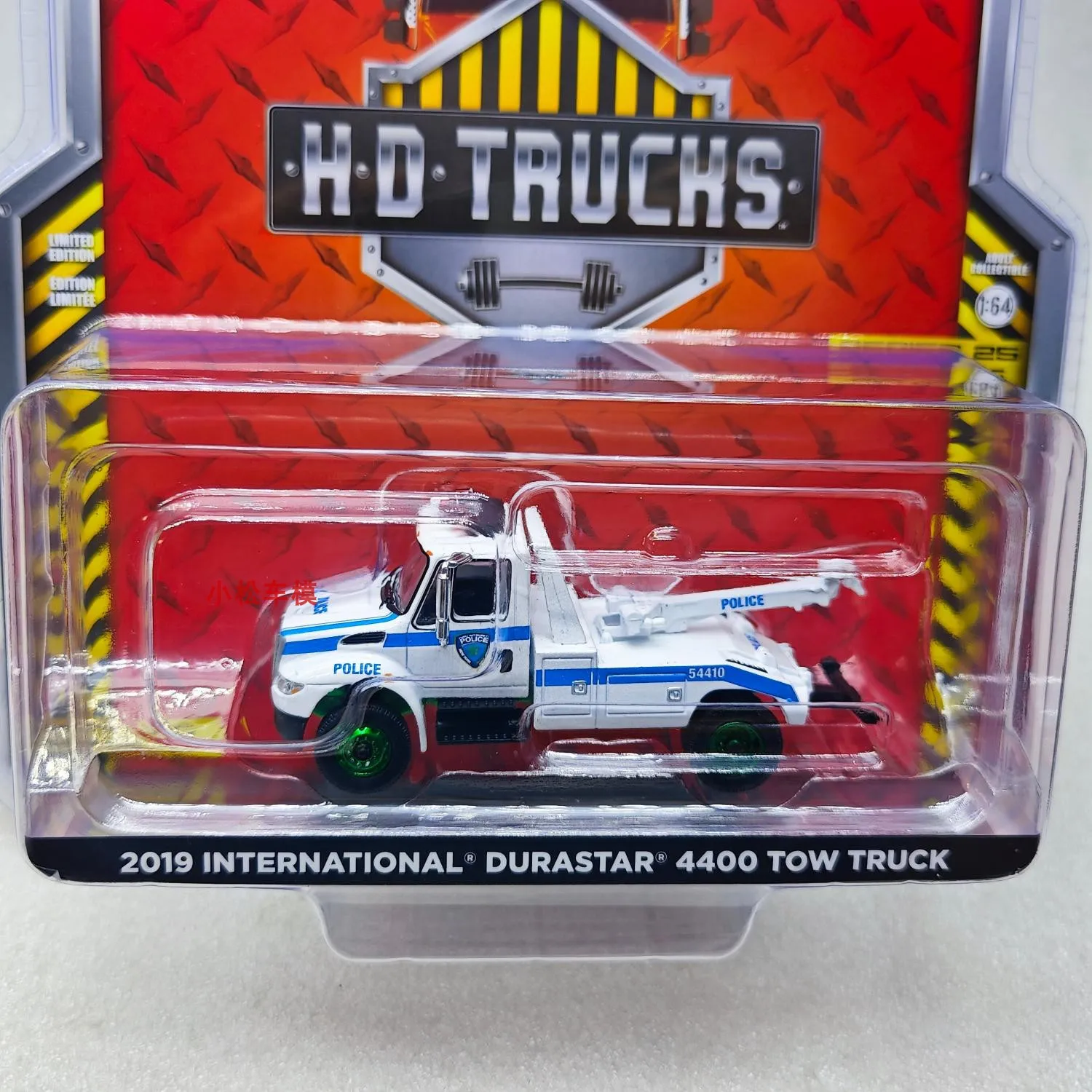 1:64 2019 INTERNATIONAL Durastar 4400 TOW TRUCK Simulation Diecast Car Metal Alloy Model Car decoration display collection gifts