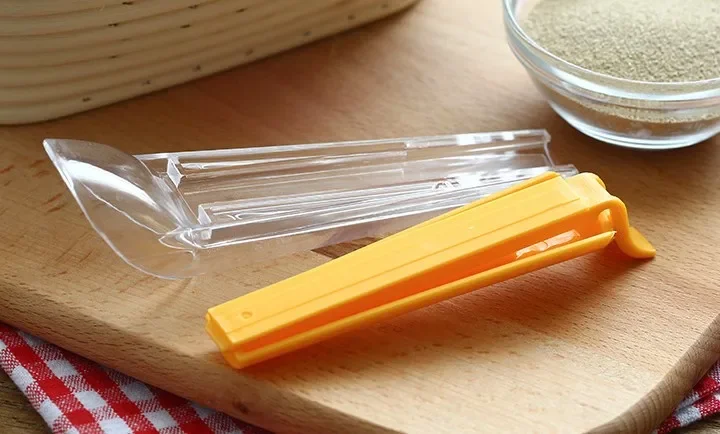 

1PC Yeast Measuring Cup With Sealing Clip Clamp Meter Device Accuracy Cake Bread Baking Kitchen Tools LB 130