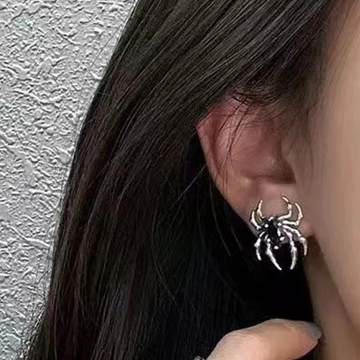 Silver Color Spider Stud Earrings for Women Unique Design Punk Personality Female Small Earrings Black Enamel Fashion Jewelry