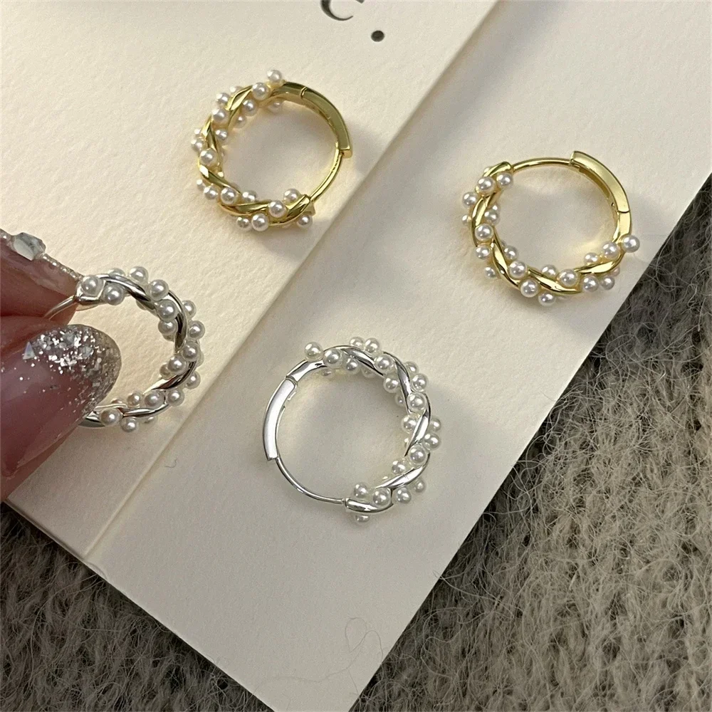 Anting-anting Hoop serbaguna kecil mutiara lingkaran temperamen sederhana Korea untuk wanita hadiah perhiasan pesta 2024